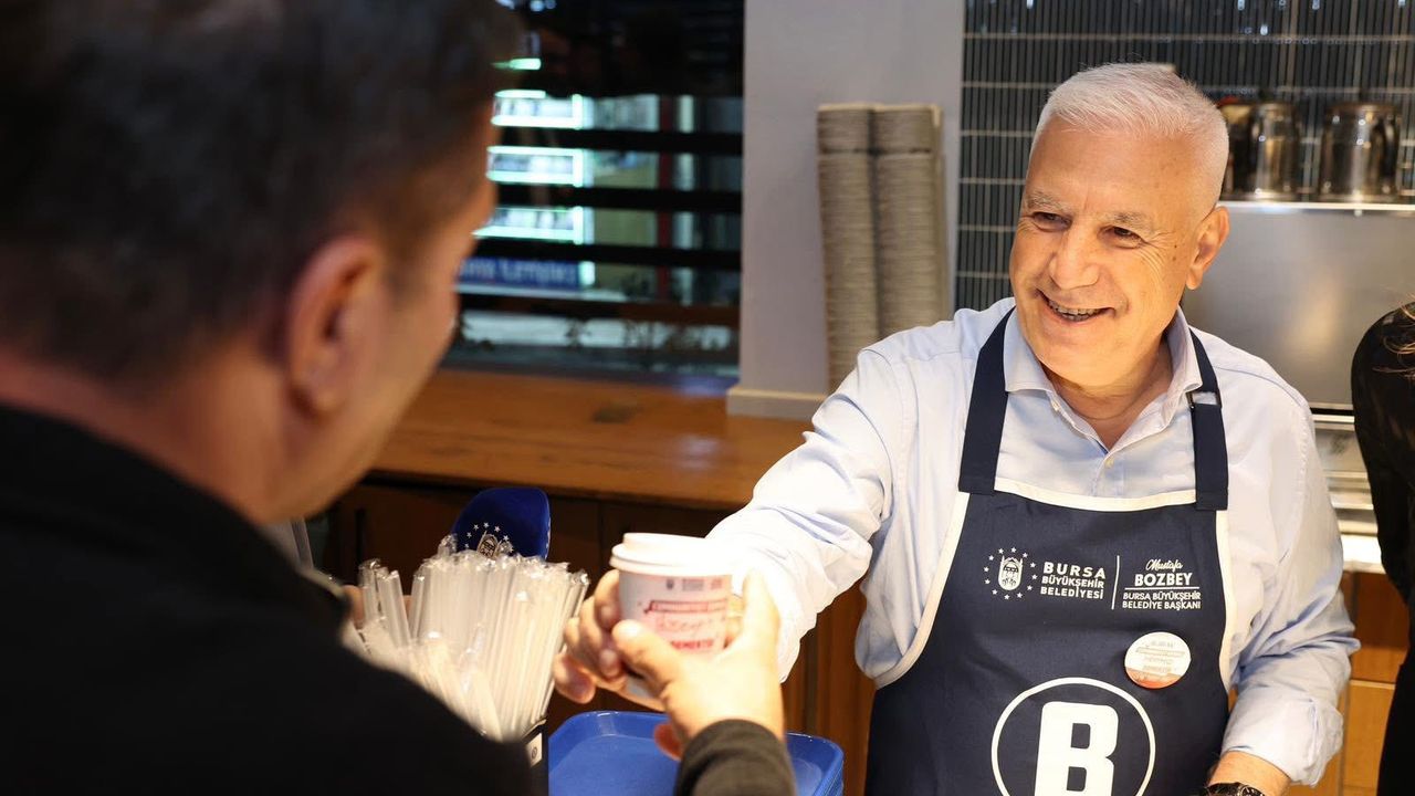 Mustafa Bozbey tezgahın başına geçti! 29 Ekim kahveleri başkandan