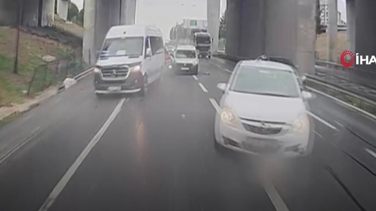 Esenyurt’ta 4 araçlı zincirleme kaza kamerada