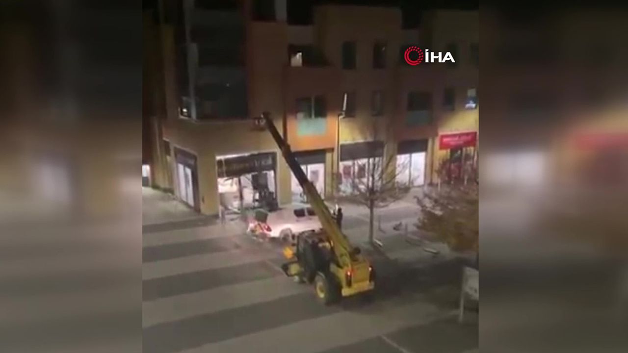 Film gibi soygun! İş makinesi ile ATM çaldılar