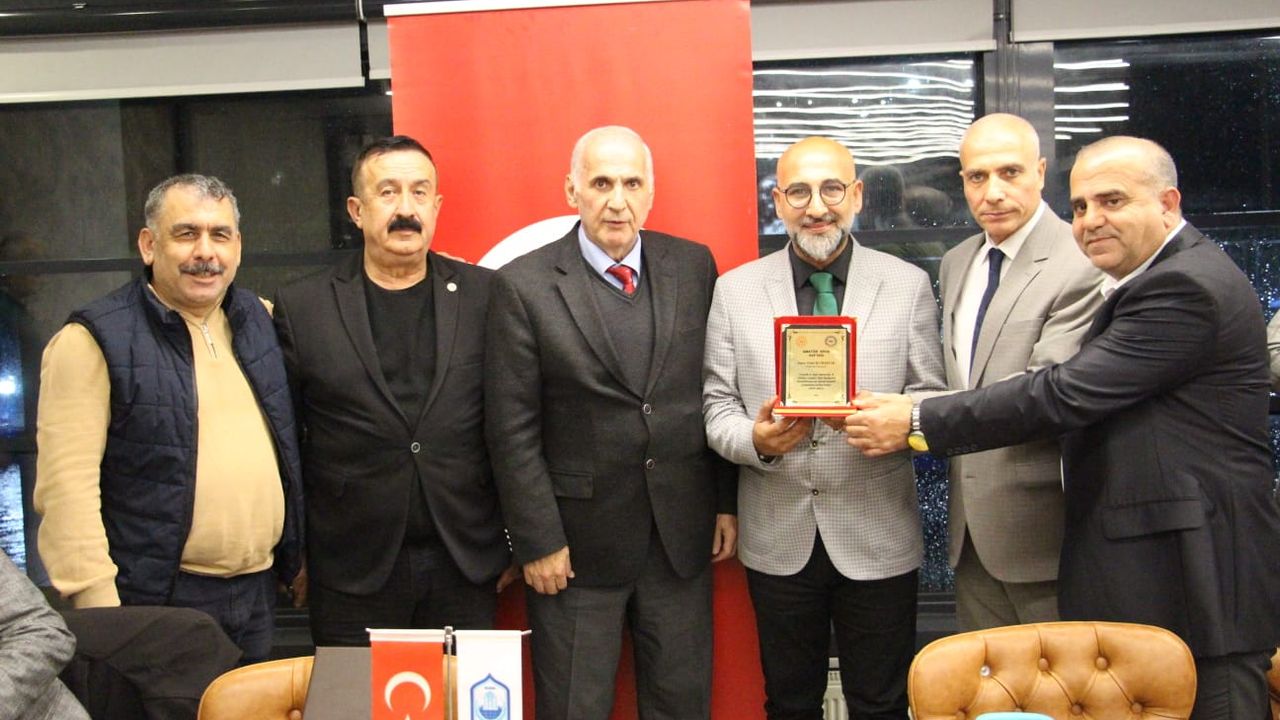 YILDIRIM GAZETESİ'NE BAŞARI PLAKETİ... BURSA'DA ÖRNEK GÖSTERİLDİ