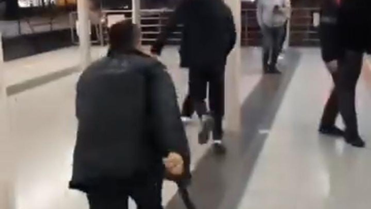 Bursa'da metroda yumruklar havada uçuştu!