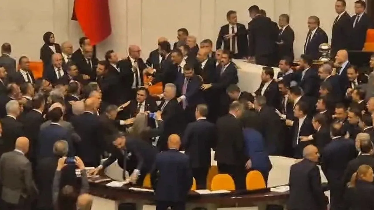 TBMM'de gerginlik! CHP'li vekiller kürsüyü işgal etti