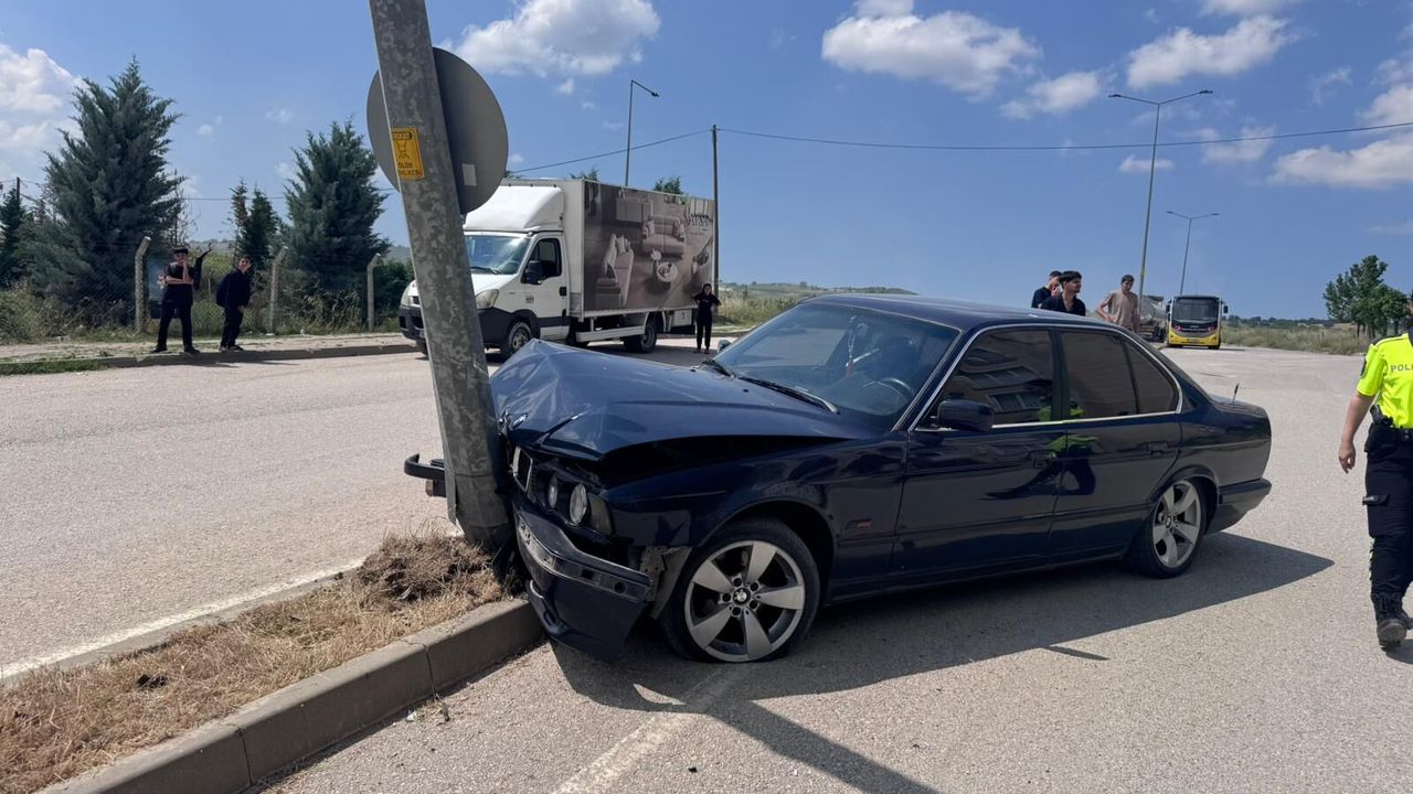 Bursa İnegöl'de otomobil direğe saplandı!