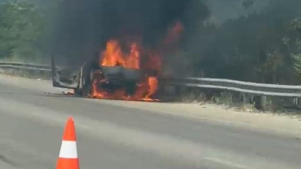 Bursa'da seyir halindeki araç alevlere teslim oldu
