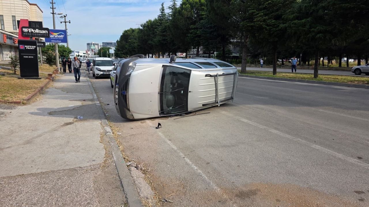 Bursa Nilüfer'de kaldırıma çarpan araç takla attı: 2 yaralı