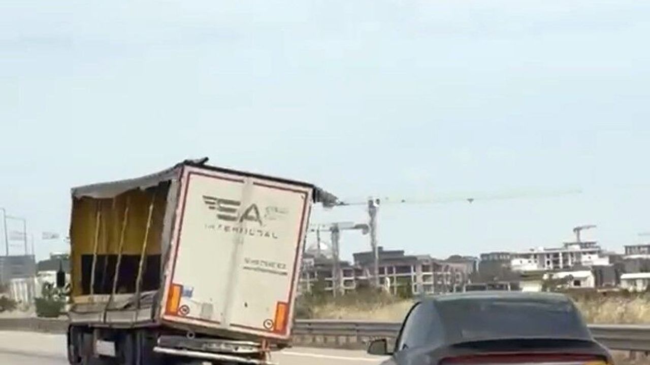 Bursa'da yana yatmış şekilde seyreden dorse korkuttu