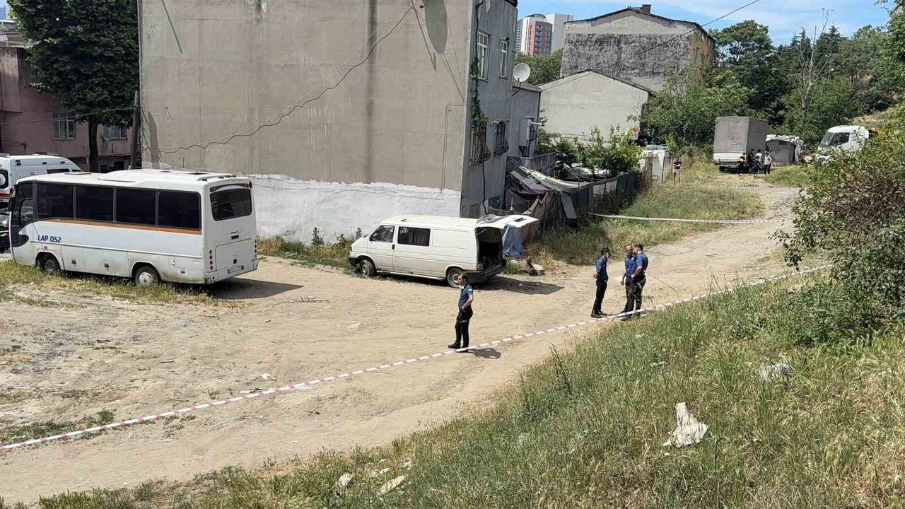 Bağcılar'da mahalledeki kokuyu kanalizasyon zannettiler cese