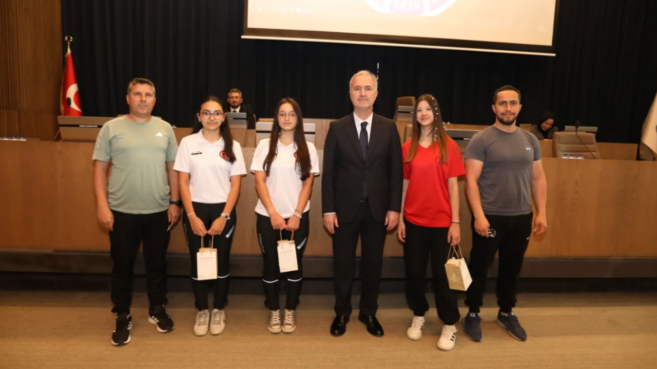 İnegöl'ün başarılı sporcuları mecliste ödüllendirildi