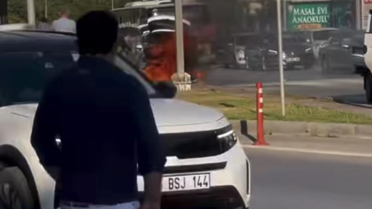 Bursa Osmangazi'de seyir halindeki otomobil alev topuna dönd