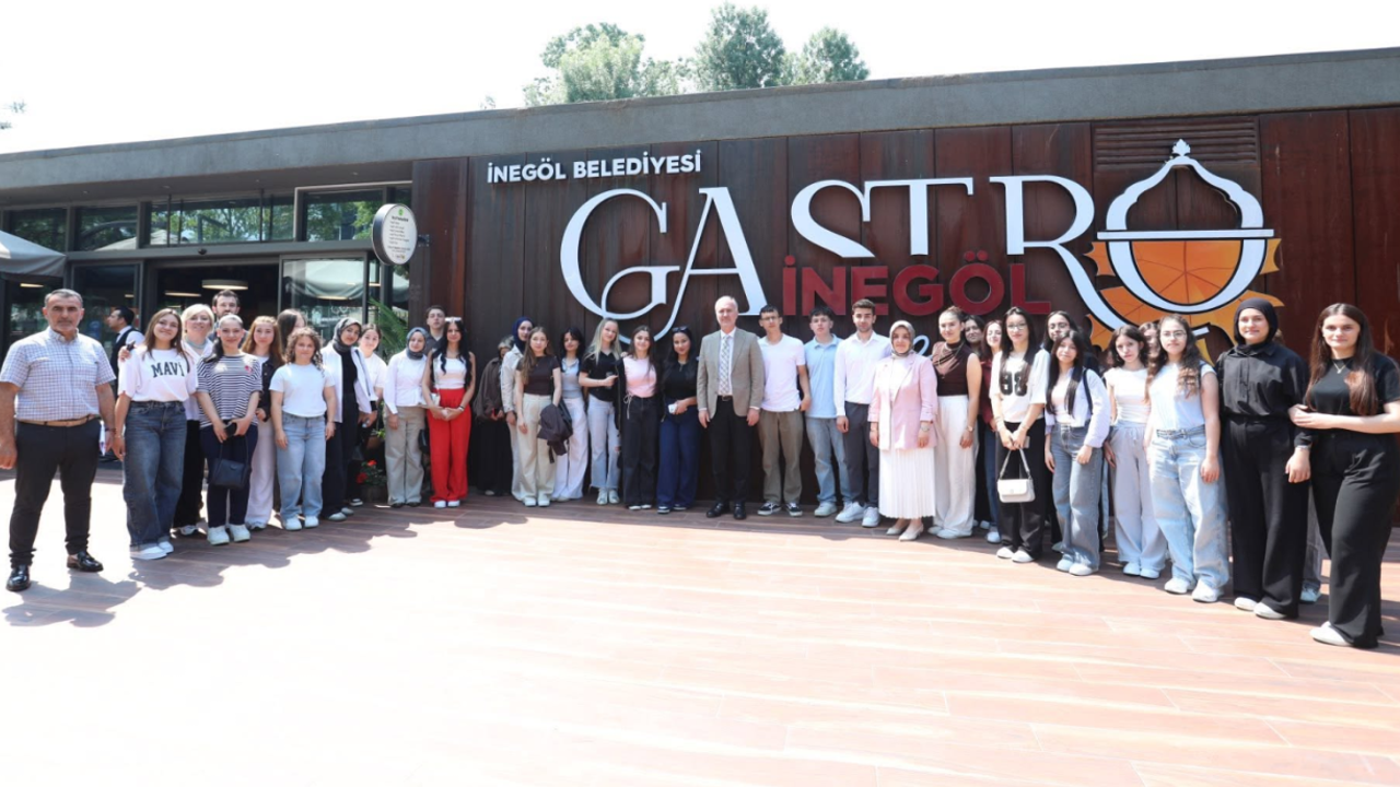 İnegöl Belediye Başkanı Alper Taban stajyer öğrencilerle bul