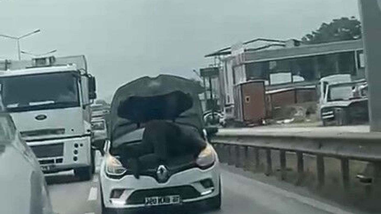 Bursa’da seyir halindeki otomobilin kaputunu açarak tamir yaptı