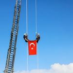 Bursa'da nefes kesen tatbikat; Türk bayrağı metrelerce yükseklikten indirildi