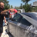 Bursa'da yüzleri gülümseten iyilik! Sokakta gördüğü kirli araçları habersizce yıkıyor