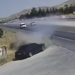 Yola fırlayan parçadan kurtulmak isterken karşı şeride uçarak 2 otomobille çarpıştı: 2 ölü
