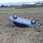 Bursa İnegöl’de otomobil takla atarak tarlaya uçtu
