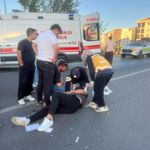 Bursa'da otomobilin çarptığı genç motosiklet sürücüsü yola savruldu