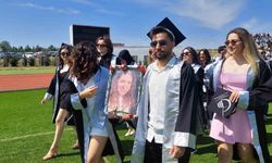 En buruk mezuniyet: Depremde hayatını kaybeden arkadaşlarının fotoğrafını taşıdılar