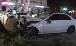 Kadıköy’de kontrolden çıkan araç kaldırımdaki ağaca çarptı: 1 yaralı