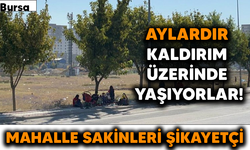 Aylardır kaldırım üzerinde yaşıyorlar! Mahalle sakinleri şikayetçi