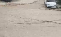 Arnavutköy’de yollar göle döndü, araçlar suya gömüldü, bir evi su bastı