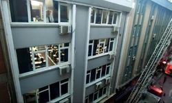 Karşı binada yangın çıktı, öğrenciler aldırış etmeden soru çözdü