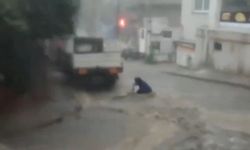 Sancaktepe’de sel sularına kapılan bir kişi araç altında kaldı