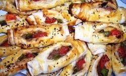 Arası Peynirli Domatesli Börek