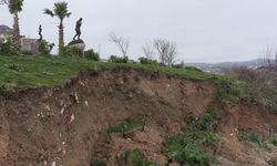 Bandırma’da seyir terasında toprak kayması