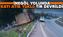 İnegöl yolunda katı atık yüklü tır devrildi