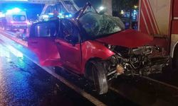 Direksiyon hakimiyeti kaybeden otomobil sürücüsü aydınlatma direğine çarptı: 1 ölü