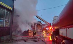 Bursa’da 2 katlı mobilya imalathanesinde yangın