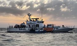 Gökçeada açıklarında batma tehlikesi geçiren 29 kaçak göçmen kurtarıldı