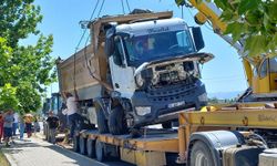 Devrilen kamyonun kapattığı İzmir-Çanakkale kara yolu yeniden trafiğe açıldı
