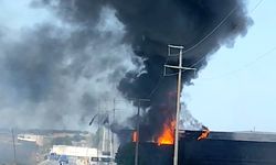 Silivri’de bulunan bir boya fabrikasında henüz belirlenemeyen bir nedenle yangın çıktı. Olay yerine çok sayıda itfaiye ekipleri sevk edildi. Ekiplerin yangına müdahalesi devam ediyor.