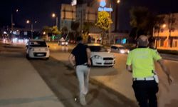 Bursa'da polisi gören sürücüden geri vites