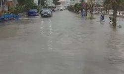 Bursa Mudanya'da yağan yağmur yolları göle çevirdi