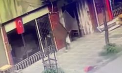 İstanbul’da ilginç hırsızlık kamerada: Apartman kapısını söküp çaldı