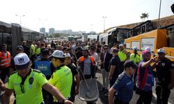 İki metrobüs yol bakım çalışması nedeniyle çarpıştı