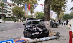 Kadıköy’de sürücüsünün kontrolünden çıkan otomobil aydınlatma direğine çarptı