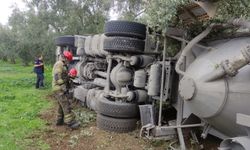 Bursa'da çimento yüklü tanker devrildi