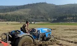 Gölbaşı Göleti kurudu, pikniğe giden vatandaşlar araçlarıyla bataklığa saplandı