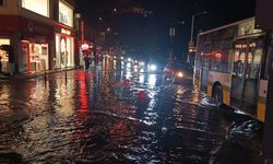 Şiddetli dolu kent merkezini vurdu! Trafik durma noktasına geldi,