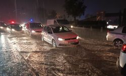 Bursa'da sağanak yağış cadde ve sokakları göle çevirdi