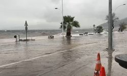 Bursa’da fırtına sahil kenarını vurdu, caddeler göle döndü