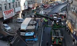 Güngören’de yol çöktü, 2 kamyon çukura düştü