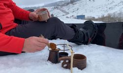 Bursa Uludağ'da snowboard yaparken Türk Kahvesi yudumladı