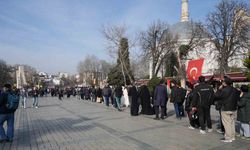 Tatili ve güzel havayı fırsat bilen yerli turistler Ayasofya Camii’ne akın etti