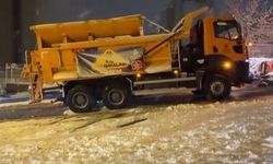 Maltepe’de yolu açmaya gelen İBB kar küreme aracı yolda kaldı