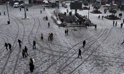 Esenyurt’ta polis ile vatandaşlar kar topu oynadı