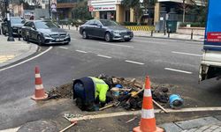 Kadıköy’de su borusu patladı, tazyikli su metrelerce yükseğe fışkırdı